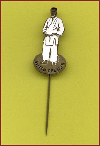 716508 Afbeelding van een speldje met judoka Anton Geesink uit de collectie van het Nederlands Volksbuurtmuseum ...